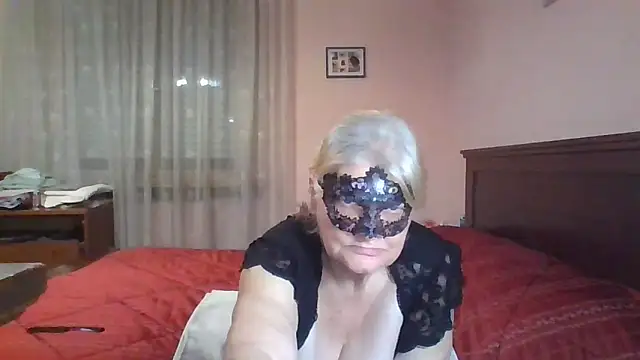 ItalianBigBoobs's cam snapshot