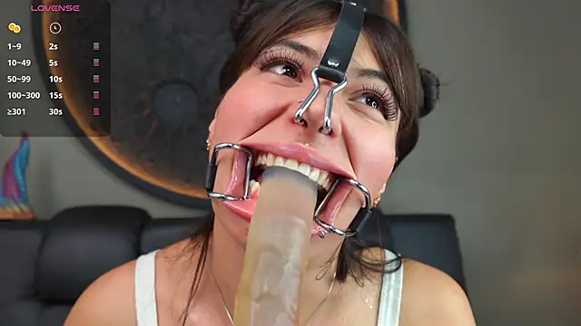 miss_sharlotte18's cam snapshot