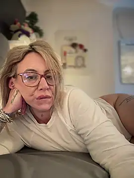 blondebitch2's cam snapshot