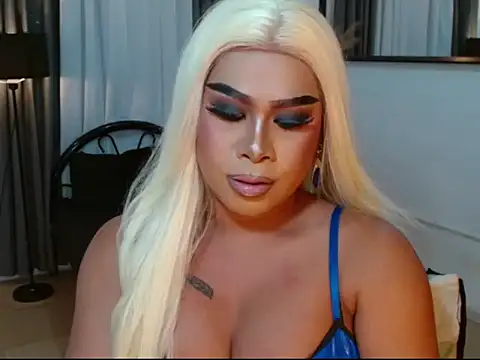 AlluringEmerald's cam snapshot