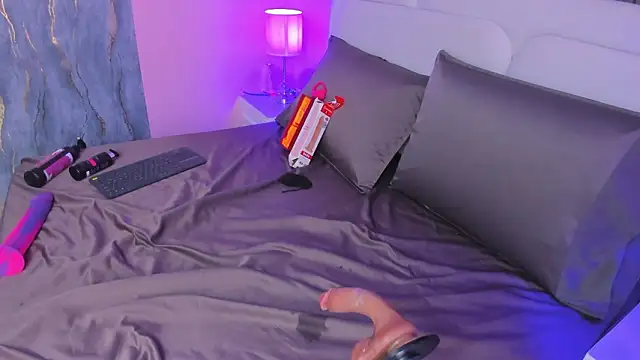 Clawdeen__wolf's cam snapshot