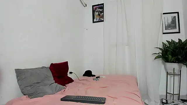 Laura_and_Kevin's cam snapshot