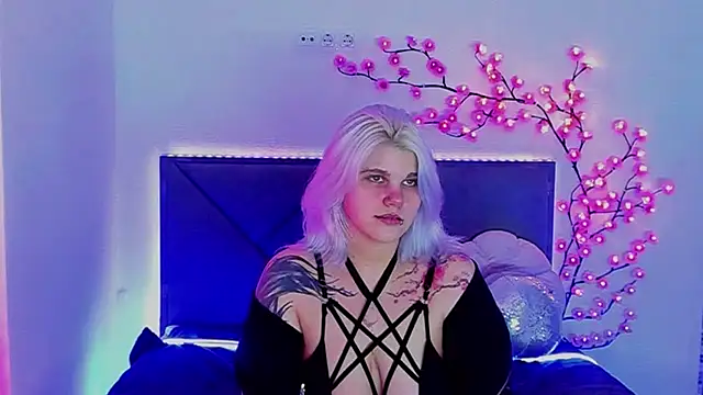 JoannLowe's cam snapshot