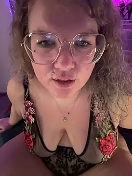 CurvyAnonymousGirl89's cam snapshot