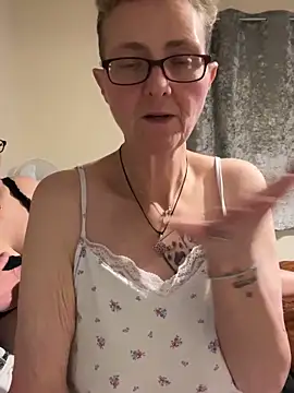 Curvy-Jinx live sex cam