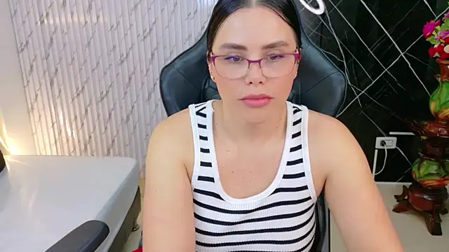 lararoberts_'s cam snapshot