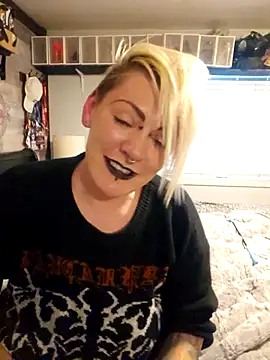 PinkTheHawk's cam snapshot