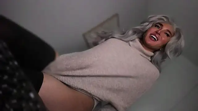 TheQueenNextDoor live sex cam