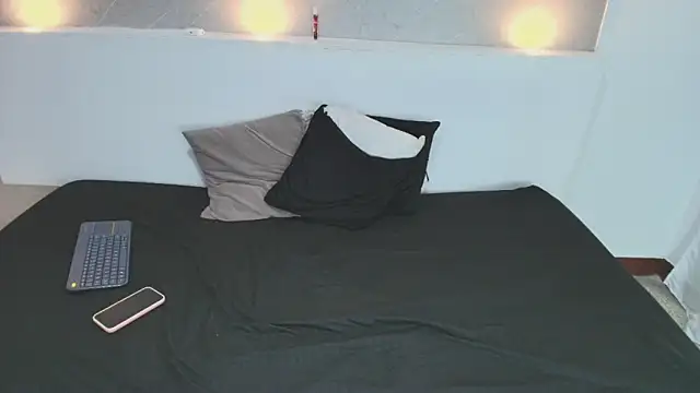 Laura_Miller1's cam snapshot