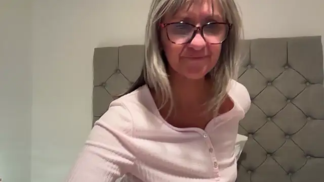 LILY-UK-MILF's cam snapshot