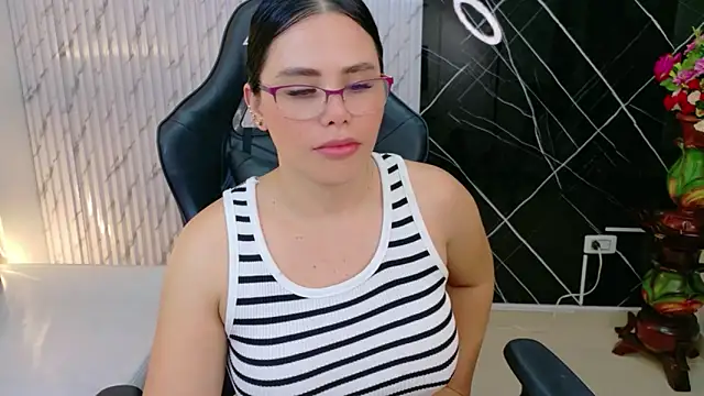 lararoberts_'s cam snapshot