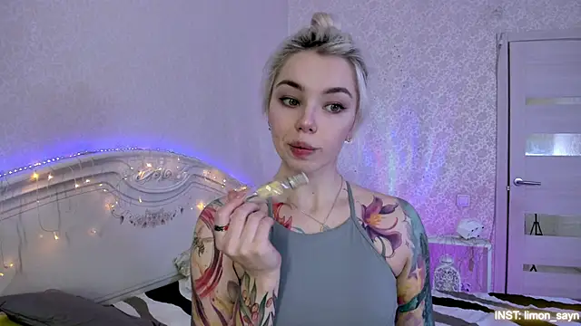 LillyMoure_'s cam snapshot