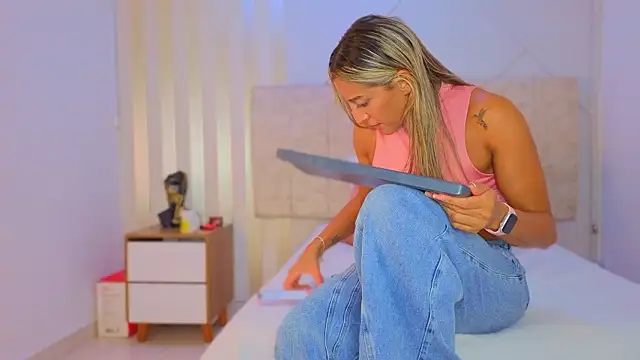 Tayra_Pradit's cam snapshot