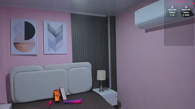 Clawdeen__wolf's cam snapshot