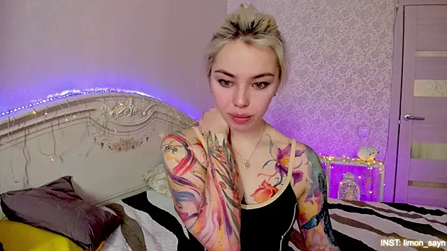 LillyMoure_'s cam snapshot