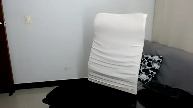 Laura-pervert's cam snapshot