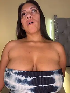 KIARAPRETTY live sex cam