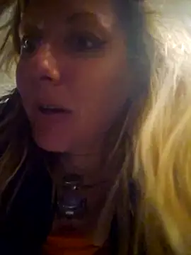 SheIsSomething live sex cam