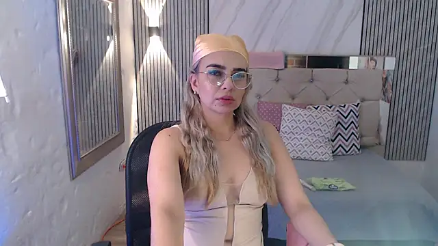 ashley__tylor's cam snapshot