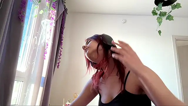 LunaMacky's cam snapshot