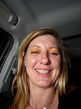 SheIsSomething live sex cam