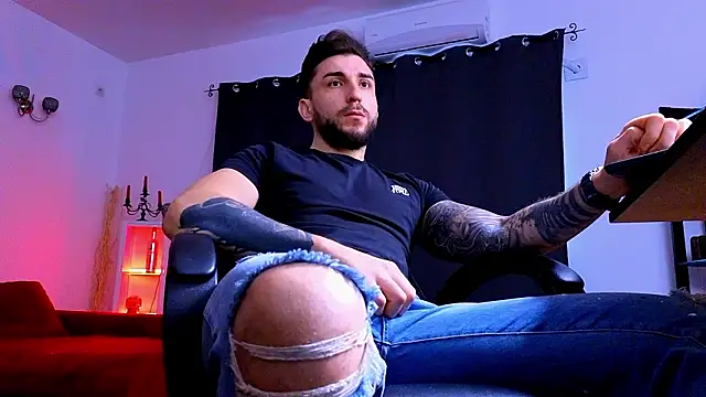 MightyAaron66 live sex cam