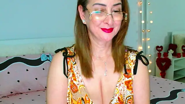 Tyana40 live sex cam