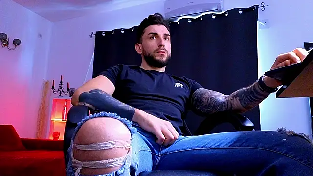 MightyAaron66 live sex cam