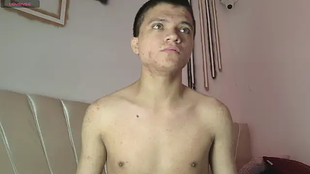 aly_n_sebas's cam snapshot