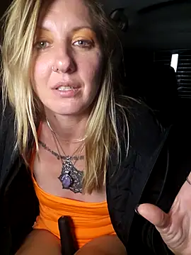 SheIsSomething's cam snapshot