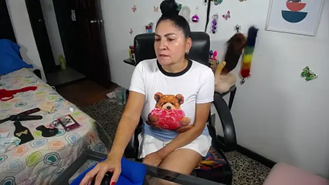 mature_bigboobs10's cam snapshot