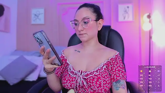 lucy_neil's cam snapshot