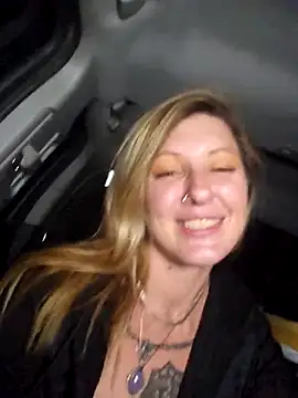 SheIsSomething's cam snapshot