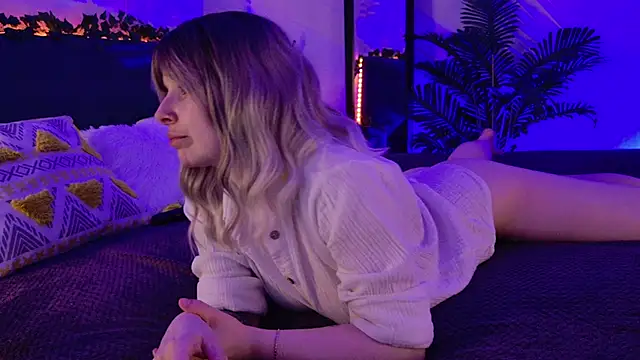 Gwen_Hilton's cam snapshot