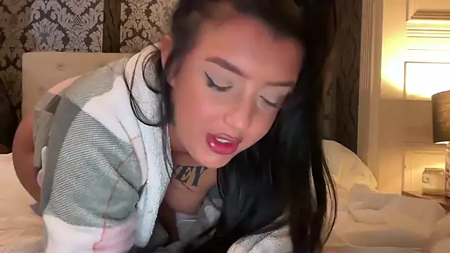 LucyLuxee19's cam snapshot