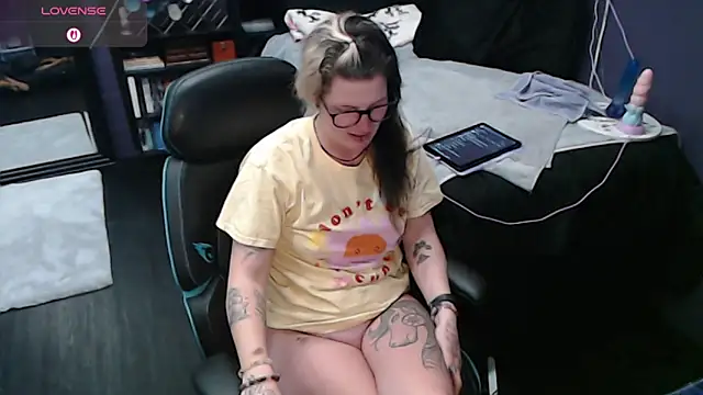 oddywithabody's cam snapshot