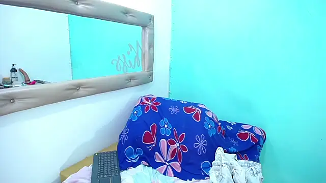 nicol_grey's cam snapshot