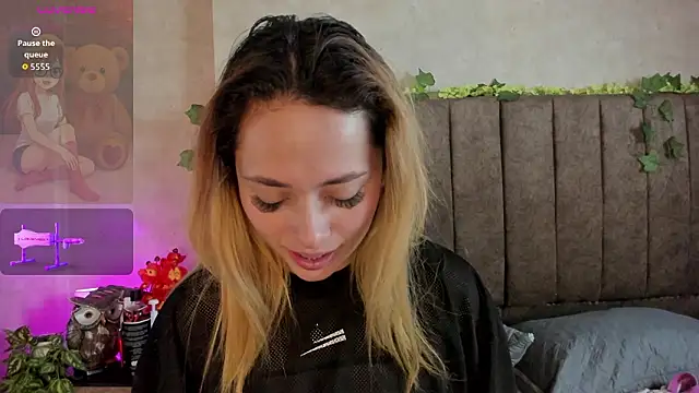 LanaMills_'s cam snapshot