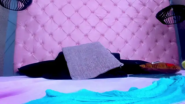 Sara_Burningg's cam snapshot