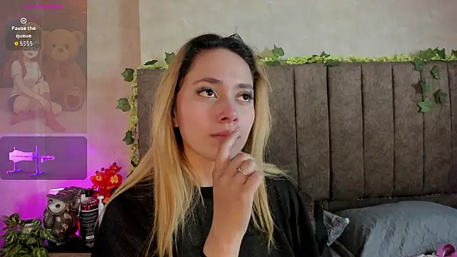 LanaMills_'s cam snapshot