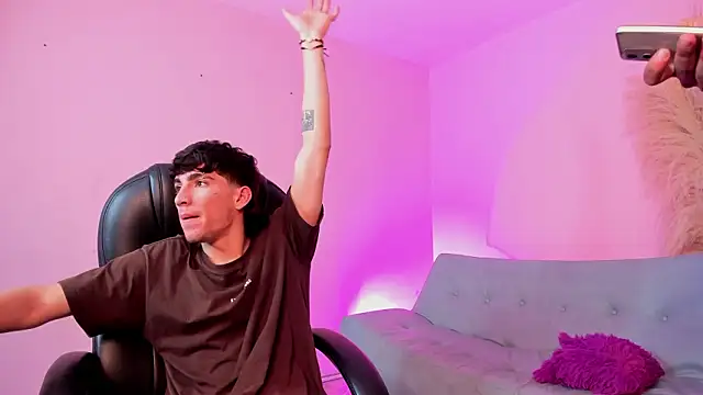 Handsomeboyss19 live sex cam