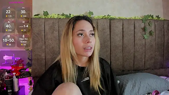 LanaMills_'s cam snapshot