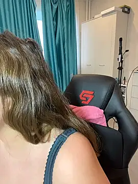 DienkaGreen live sex cam