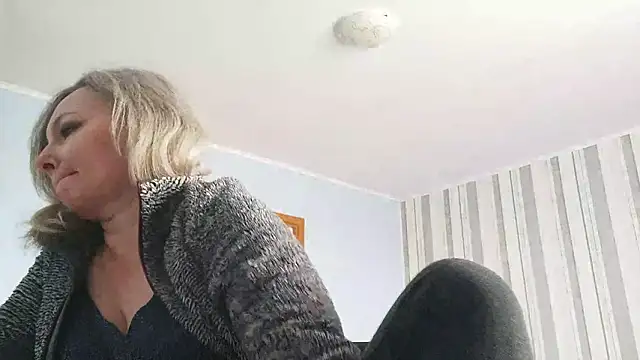 EdithManning's cam snapshot