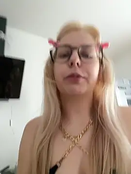 Livewithlucy live sex cam