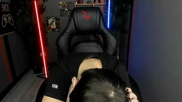 AlejandroEllias live sex cam