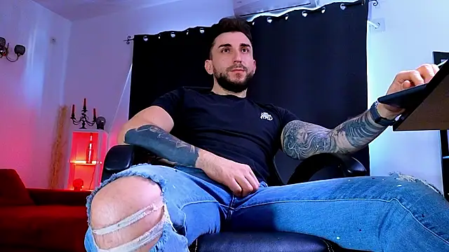 MightyAaron66 live sex cam