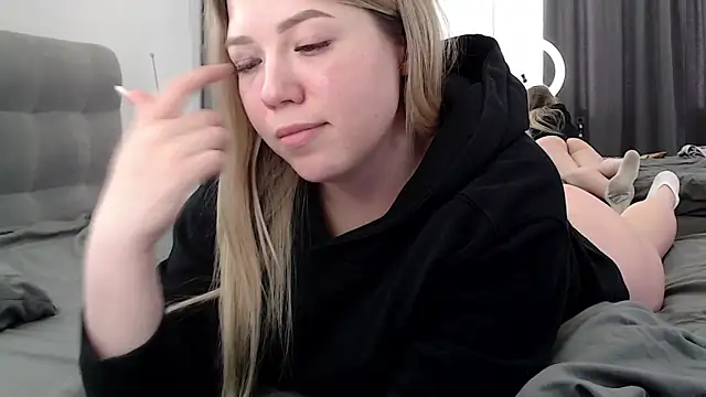 Embersweetbunny's cam snapshot