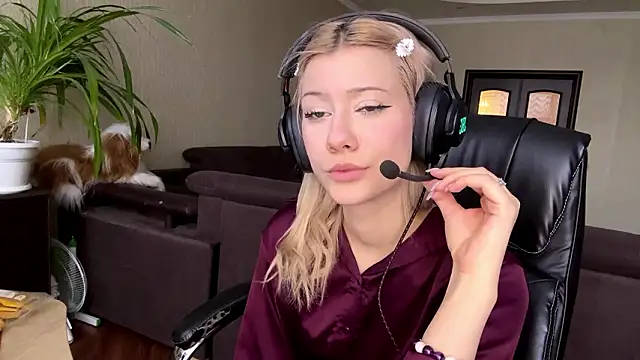 LadyFoxLove's cam snapshot