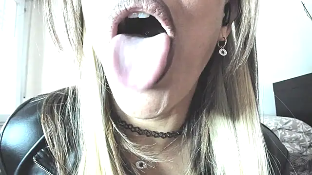 CristalDivine live sex cam